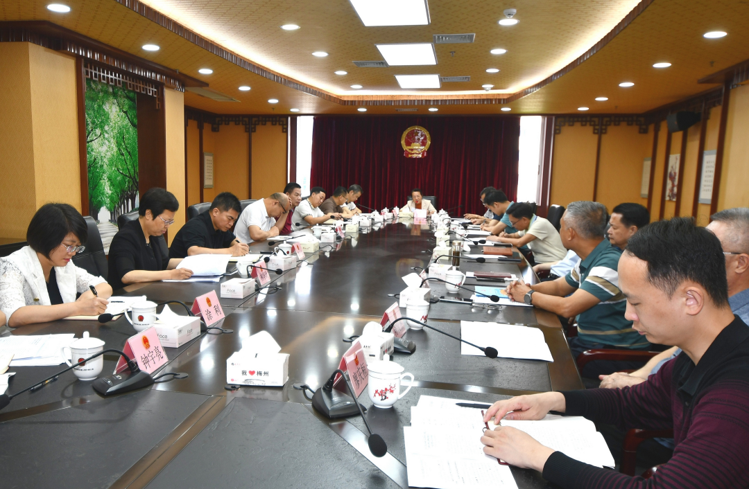 市人大常委会领导班子深入贯彻中央八项规定精神学习教育读书班暨党组理论学习中心组专题学习会举行 持续推动学习教育走深走实