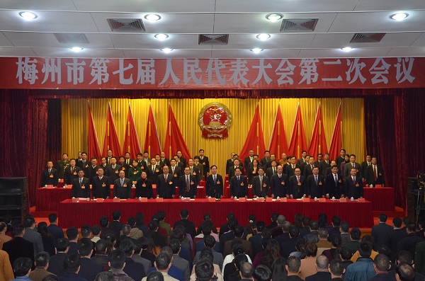 市七届人大二次会议胜利闭幕