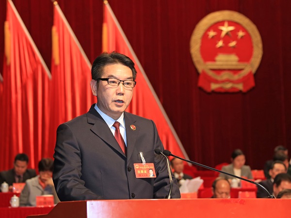 吴少荣作检察院工作报告