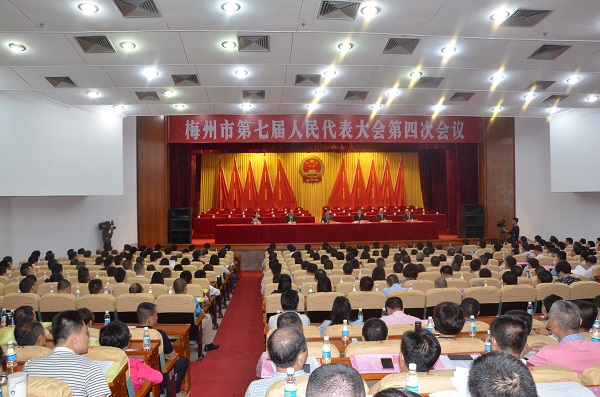 市七届人大四次会议举行预备会议