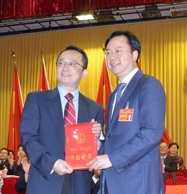 市委书记、大会主席团常务主席谭君铁为新当选的陈敏市长颁发当选证书