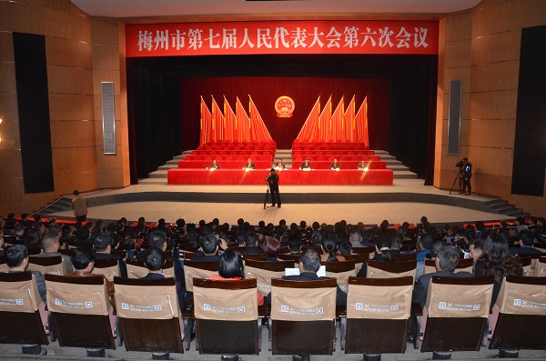 市七届人大六次会议举行预备会议