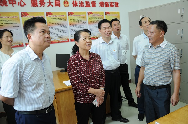 市人大常委会调研人大代表联络站建设