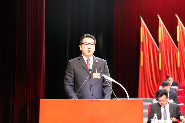 吴少荣作检察院工作报告