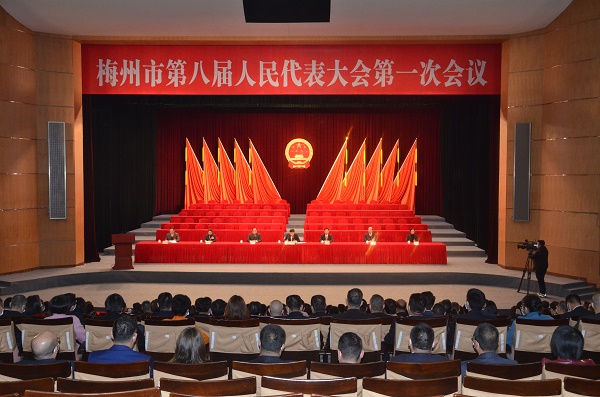 市八届人大一次会议举行预备会议