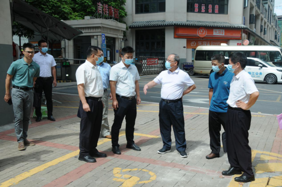 余其豹到梅江区挂点社区督导创建全国文明城市工作