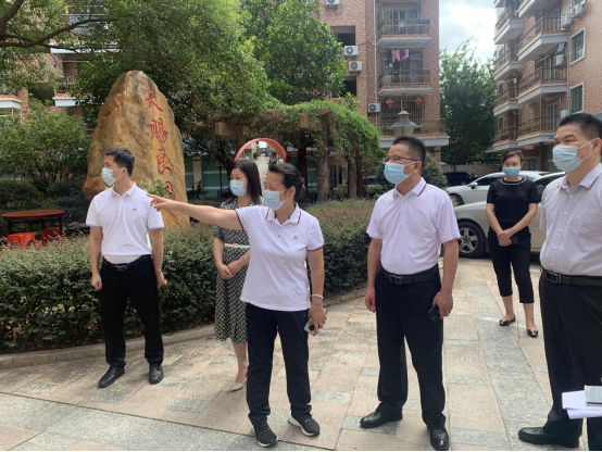 蓝伟东到挂点社区督导检查创建全国文明城市工作