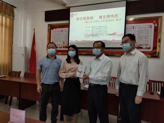刘锐清带队到挂点社区宣传市文明行为促进条例