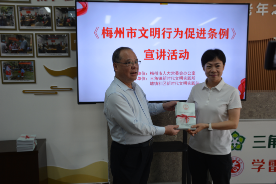 余其豹到梅江区挂点社区督导创建全国文明城市工作