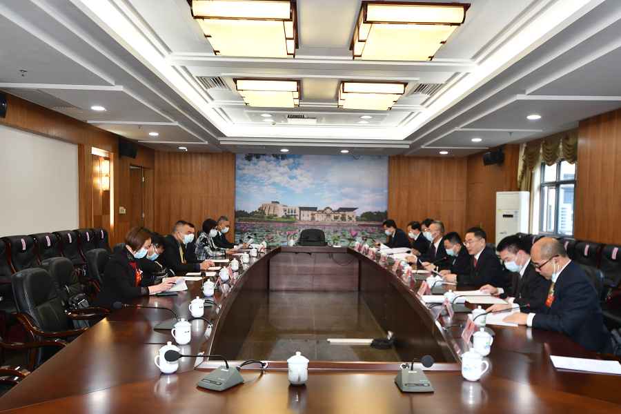 市八届人大三次会议议案审查委员会举行第一次会议