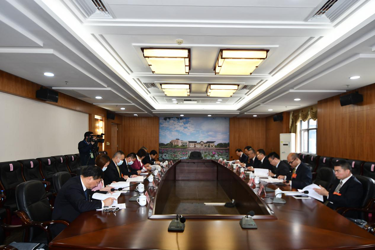 市八届人大三次会议议案审查委员会举行第二次会议