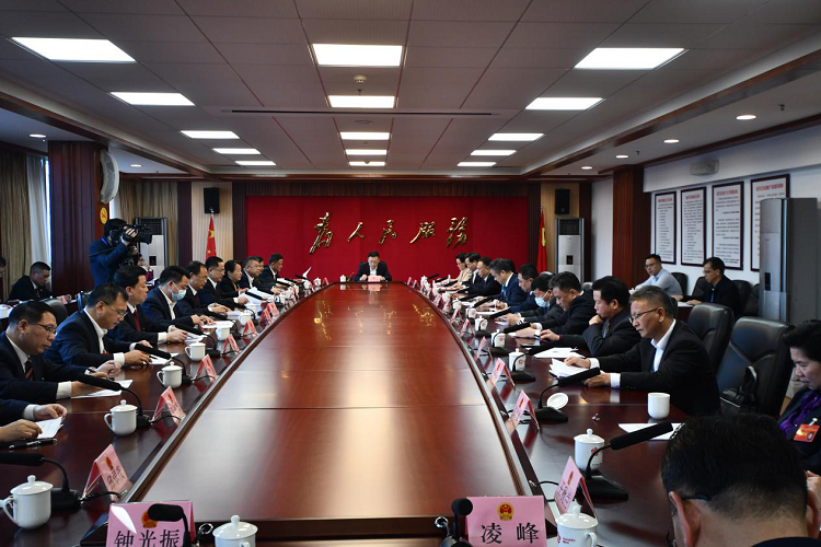 市八届人大三次会议主席团举行第三次会议