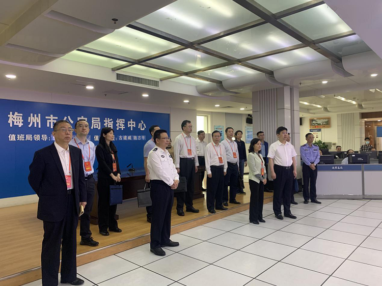 市人大常委会组织视察我市公安指挥中心工作情况