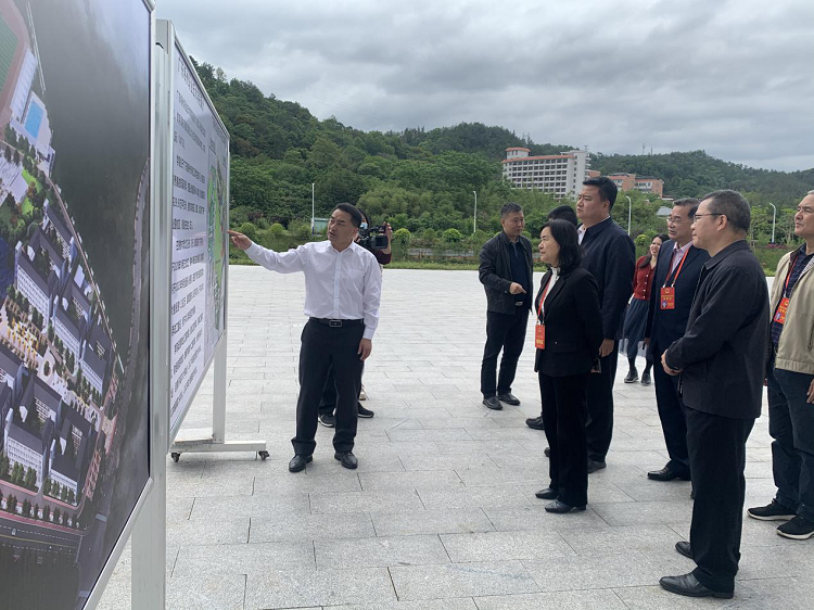 市人大常委会组织视察我市职业教育对接重点产业发展情况，伍德凤参加