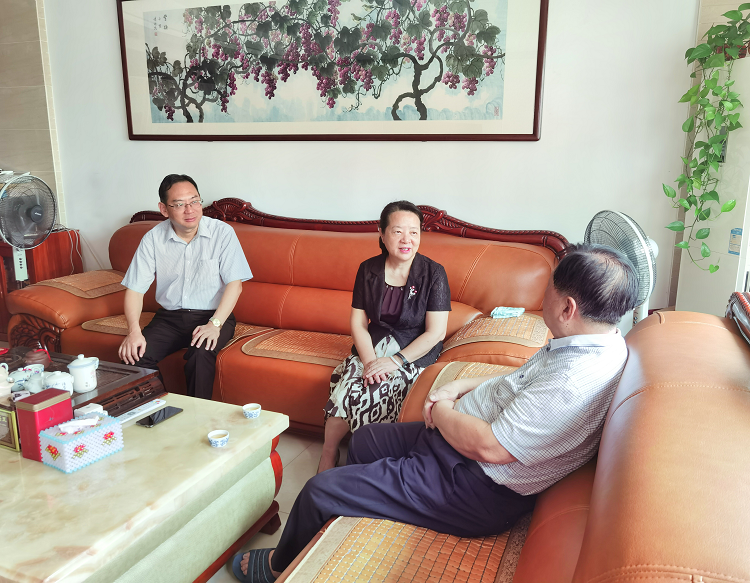 市人大常委会及机关党组开展“七一”走访慰问活动