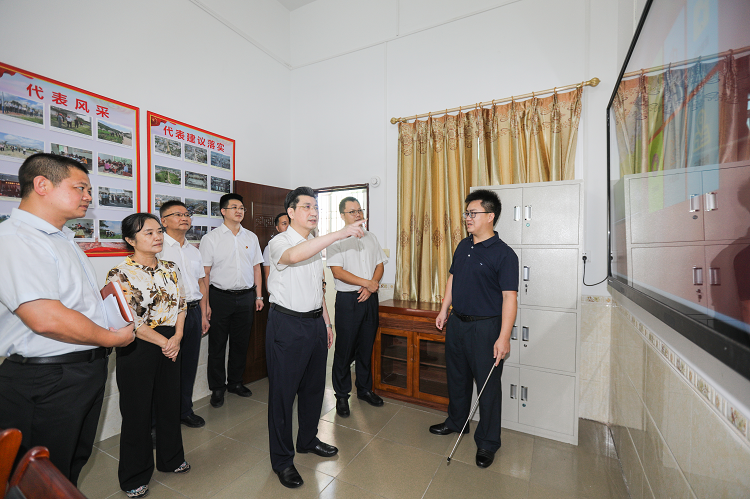 王晖到平远县东石镇开展“更好发挥人大代表作用”主题活动