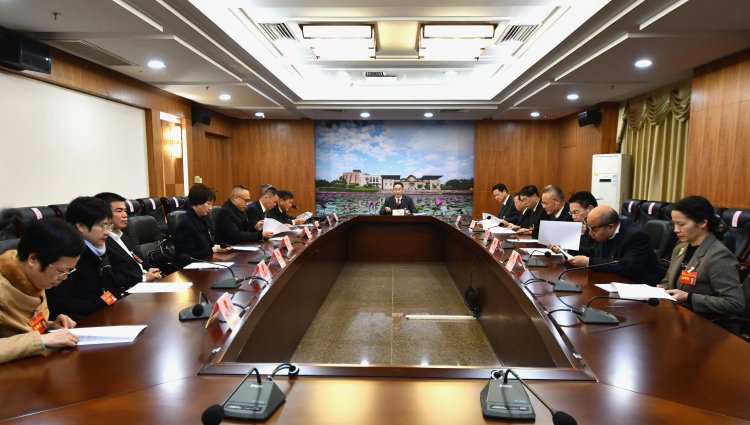 市八届人大四次会议议案审查委员会举行第一次会议