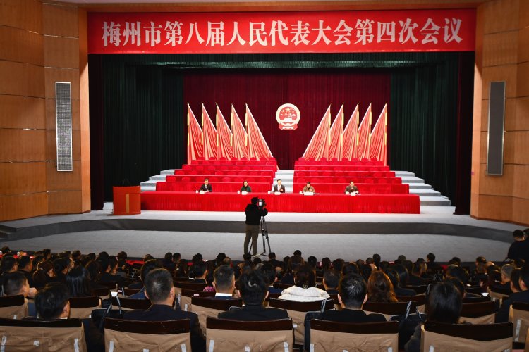 市八届人大四次会议举行预备会议