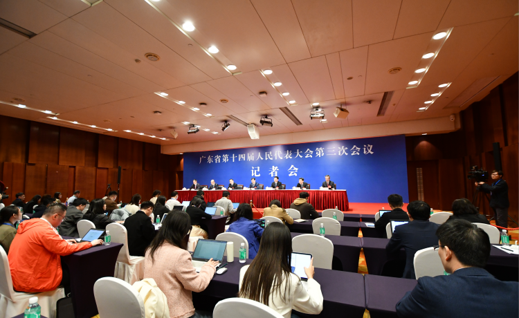 王晖在省十四届人大三次会议记者会上答记者问时表示深入推进重点区域建设攻坚行动和苏区融湾先行区建设 让“百千万工程” 造福百千万群众